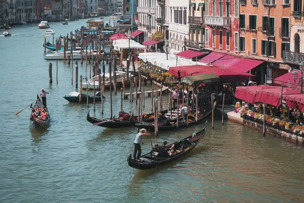 Туристы в Венеции похитили гондолу. Фото: Daniel Frank / pexels.com
