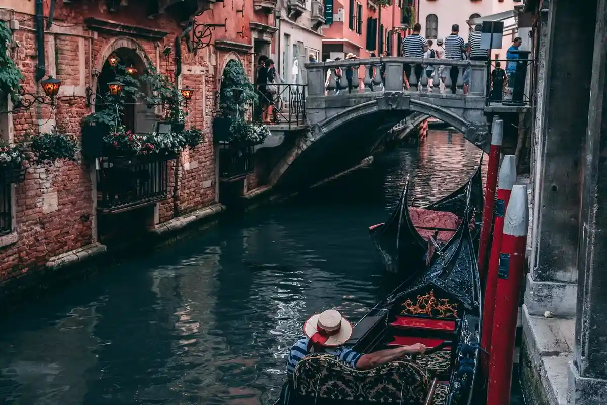 Туристы в Венеции похитили гондолу за 60 тыс. евро. Фото: Hitesh Choudhary / pexels.com