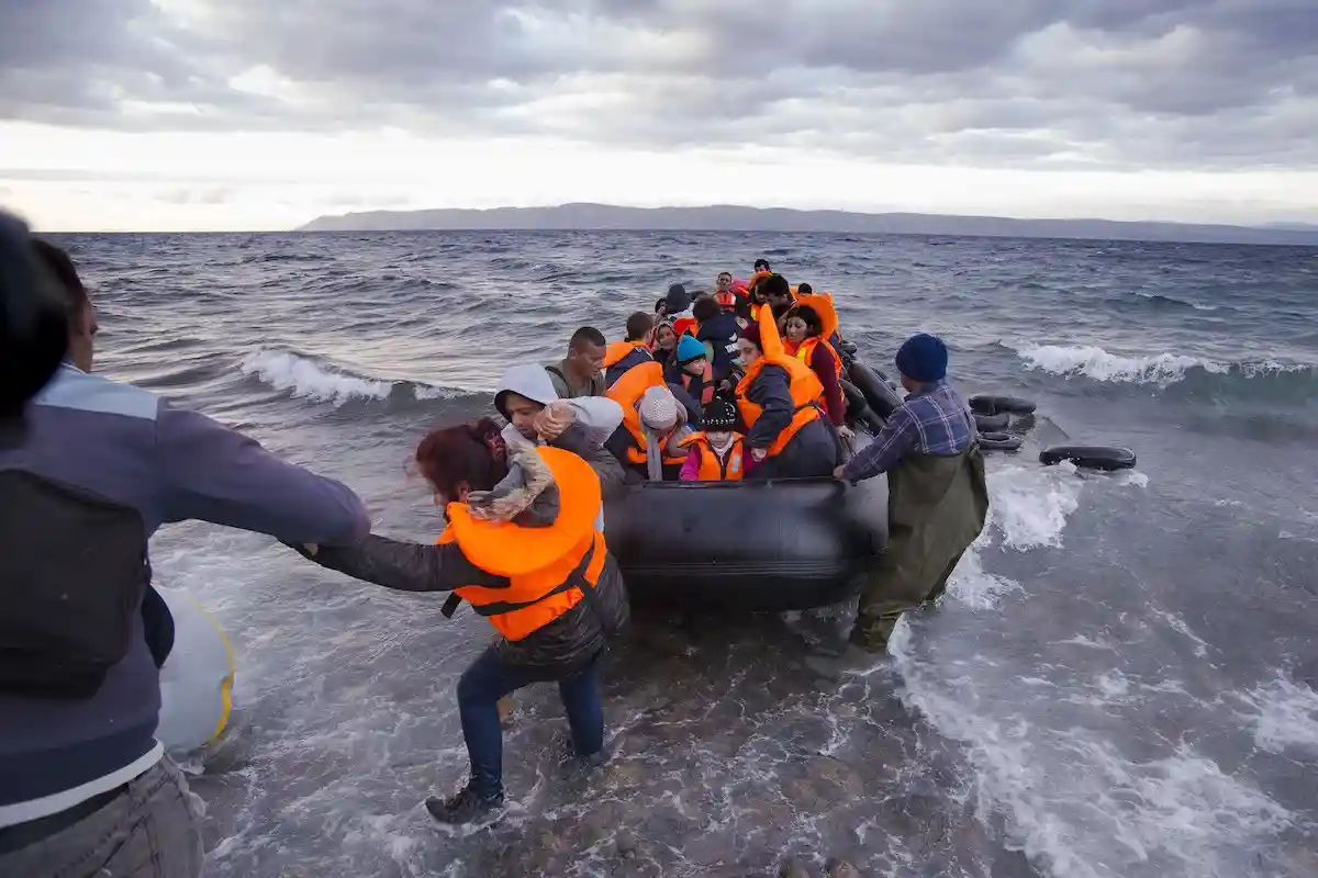 Тысячи беженцев не смогли перебраться в европейскую страну за прошедший год. Фото: Nicolas Economou / Shutterstock.com. 