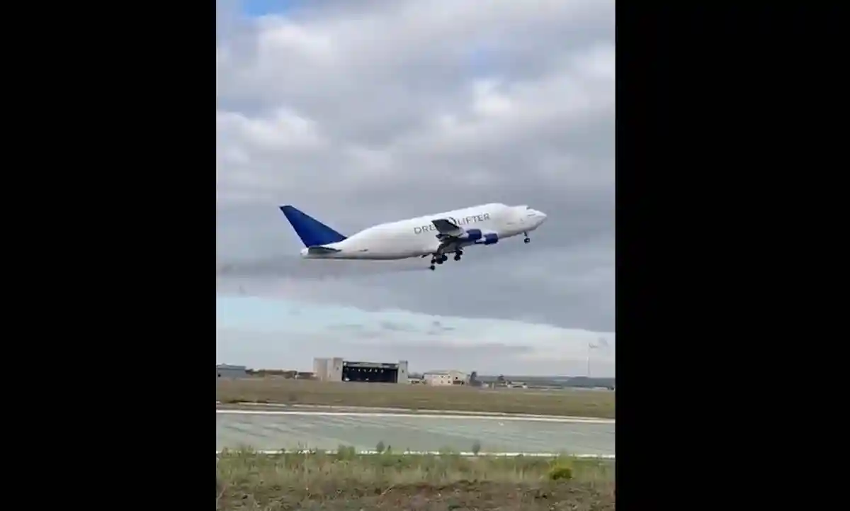 У Boeing 747 отвалилось колесо после взлета в Италии. Фото: Twitter.com/BoardingPass
