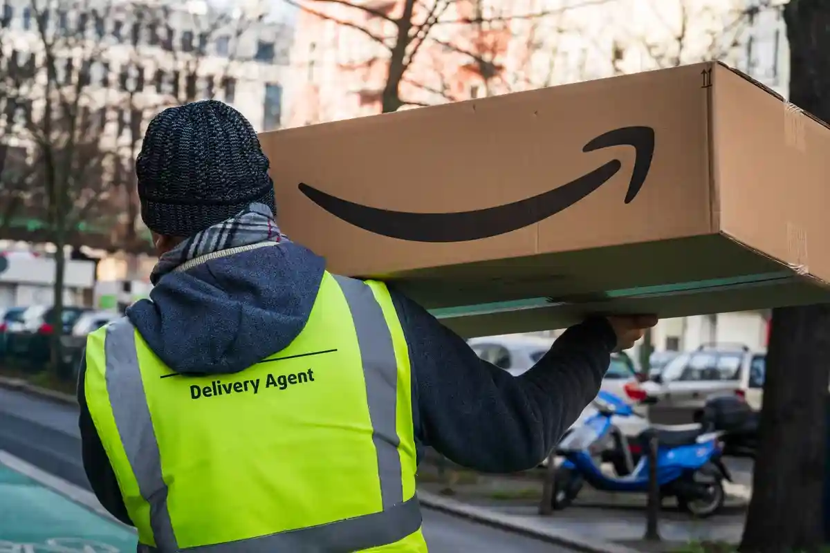 Углеродно-нейтральная доставка товаров Amazon: организация. Фото: Cineberg / Shutterstock