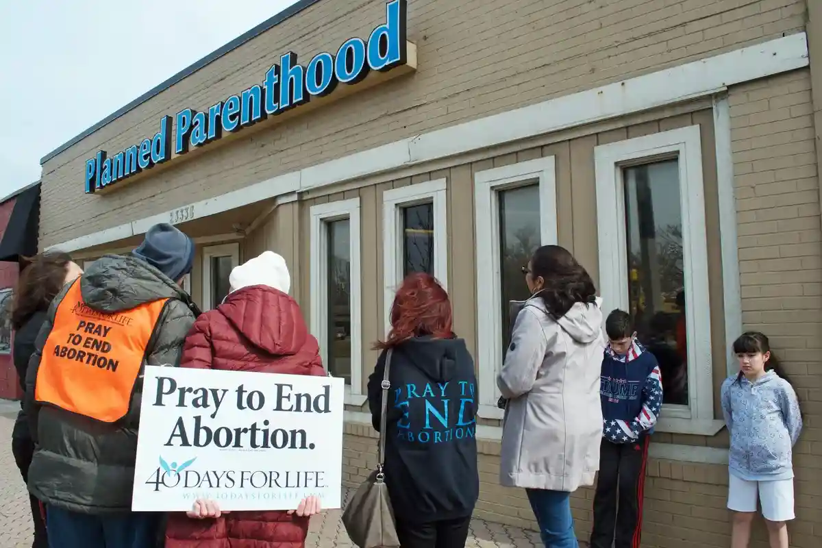 Протесты против абортов у клиник. Фото: Linda Parton / shutterstock.com
