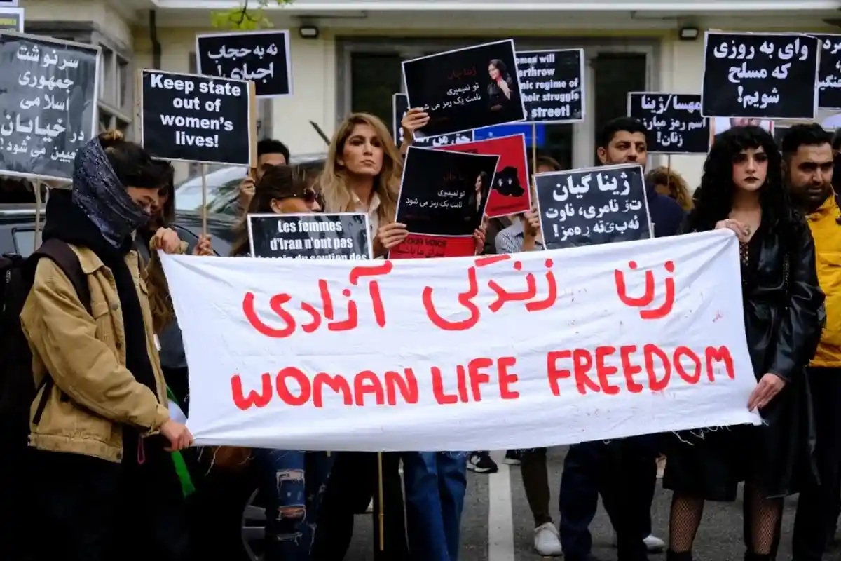 Акция в поддержку женщин Ирана