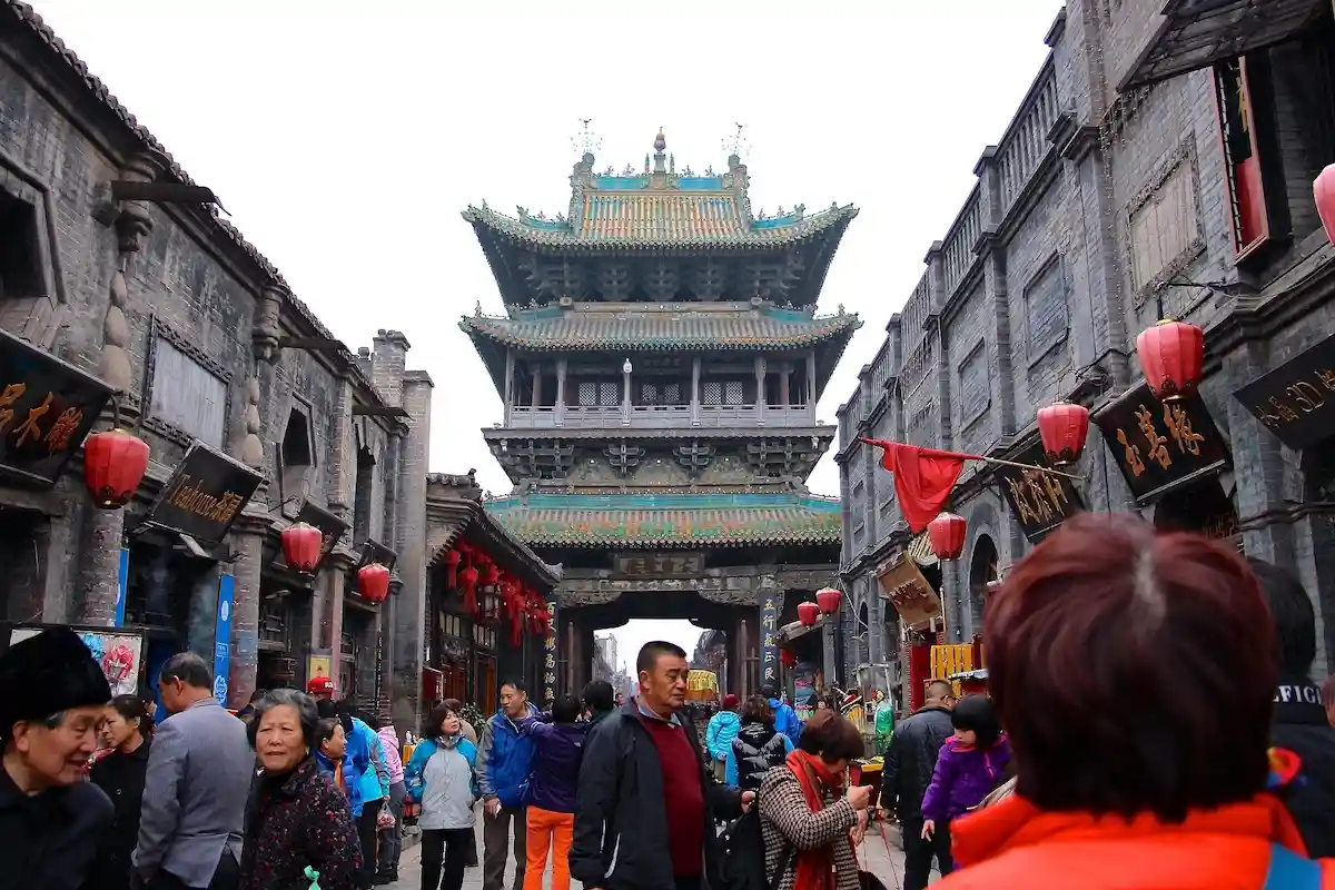 Власти Китая предложили застрявшим туристам найти работу