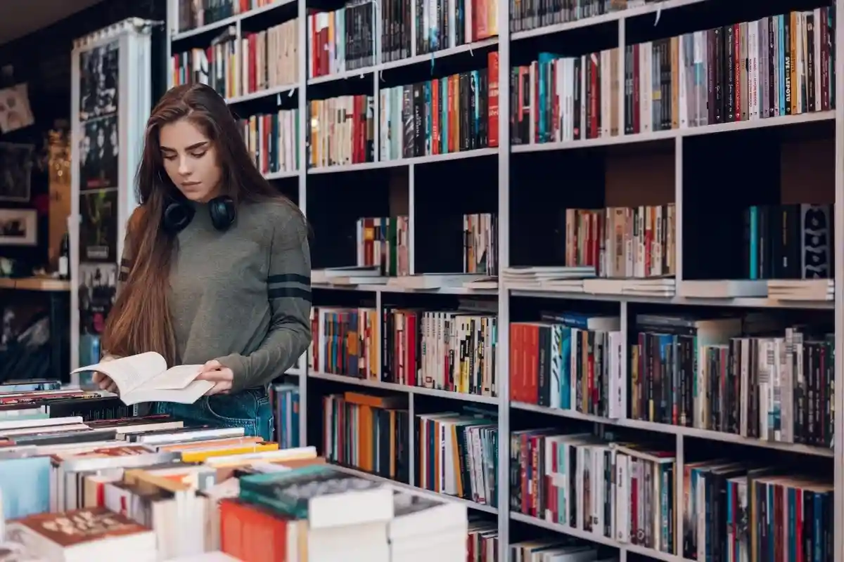 Книжный магазин. Фото: Zamrznuti tonovi / Shutterstock