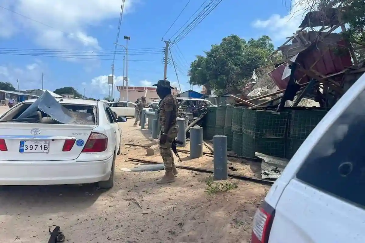 Взрыв в отеле Tawakal в Сомали. Фото: Twitter.com/InsightInstitue