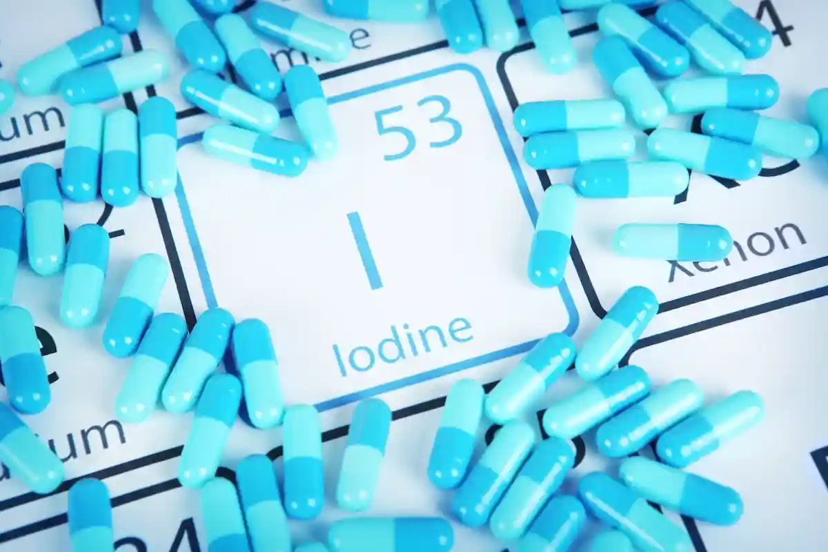 Эксперты предупреждают, что не стоит принимать таблетки с йодистым калием без надобности. Фото: hidesy / Shutterstock.com