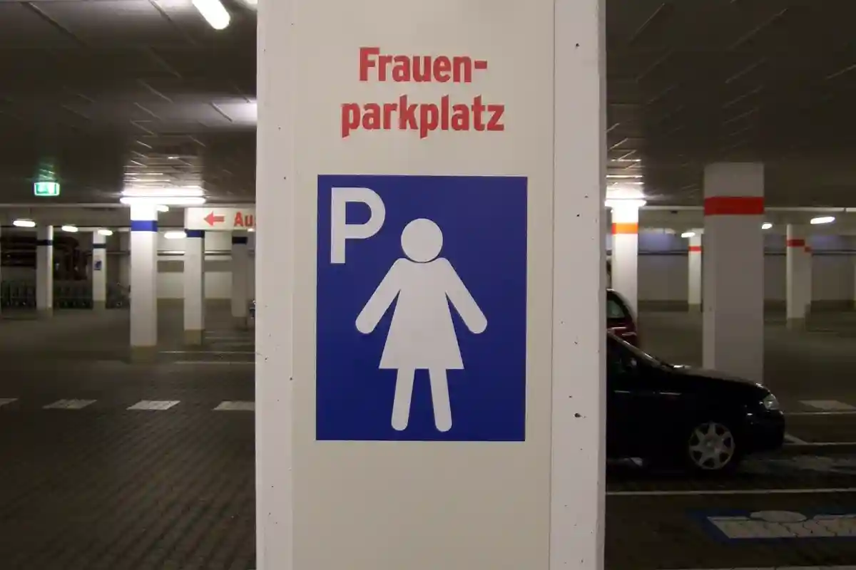 Женская парковка в Германии многими мужчинами считается проявлением сексизма. Фото: JG-NF / wikimedia.org