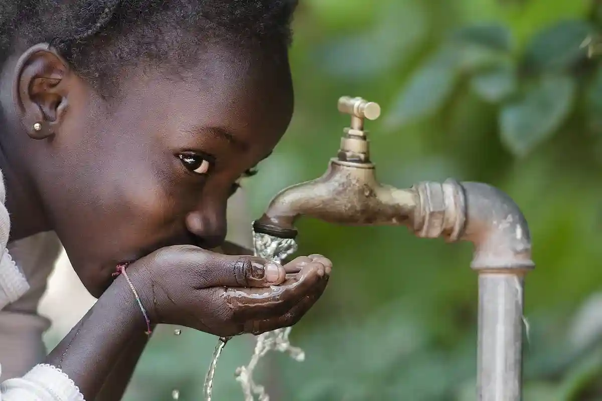 Жизнь миллиарда детей в мире находится в опасности из-за нехватки воды. Фото: Riccardo Mayer / shutterstock.com