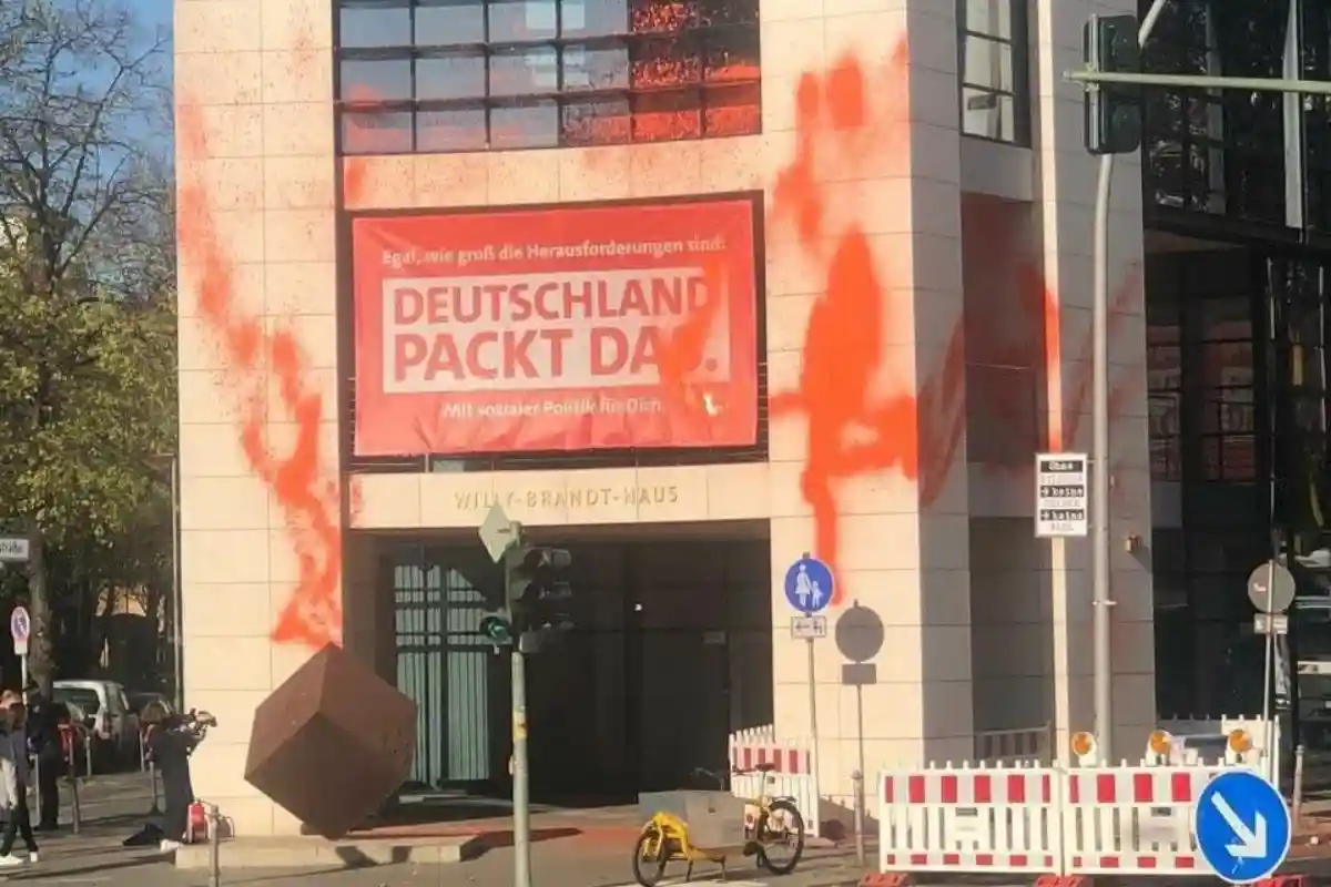 Активисты облили краской штаб-квартиры