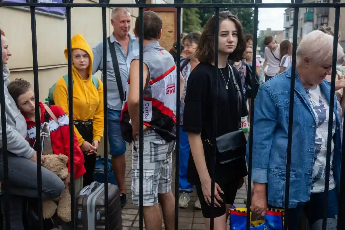В процессе эвакуации РФ нарушала права человека, сообщает AI. На фото жители Донецка ожидают эвакуации. Фото: Drop of Light / shutterstock.com