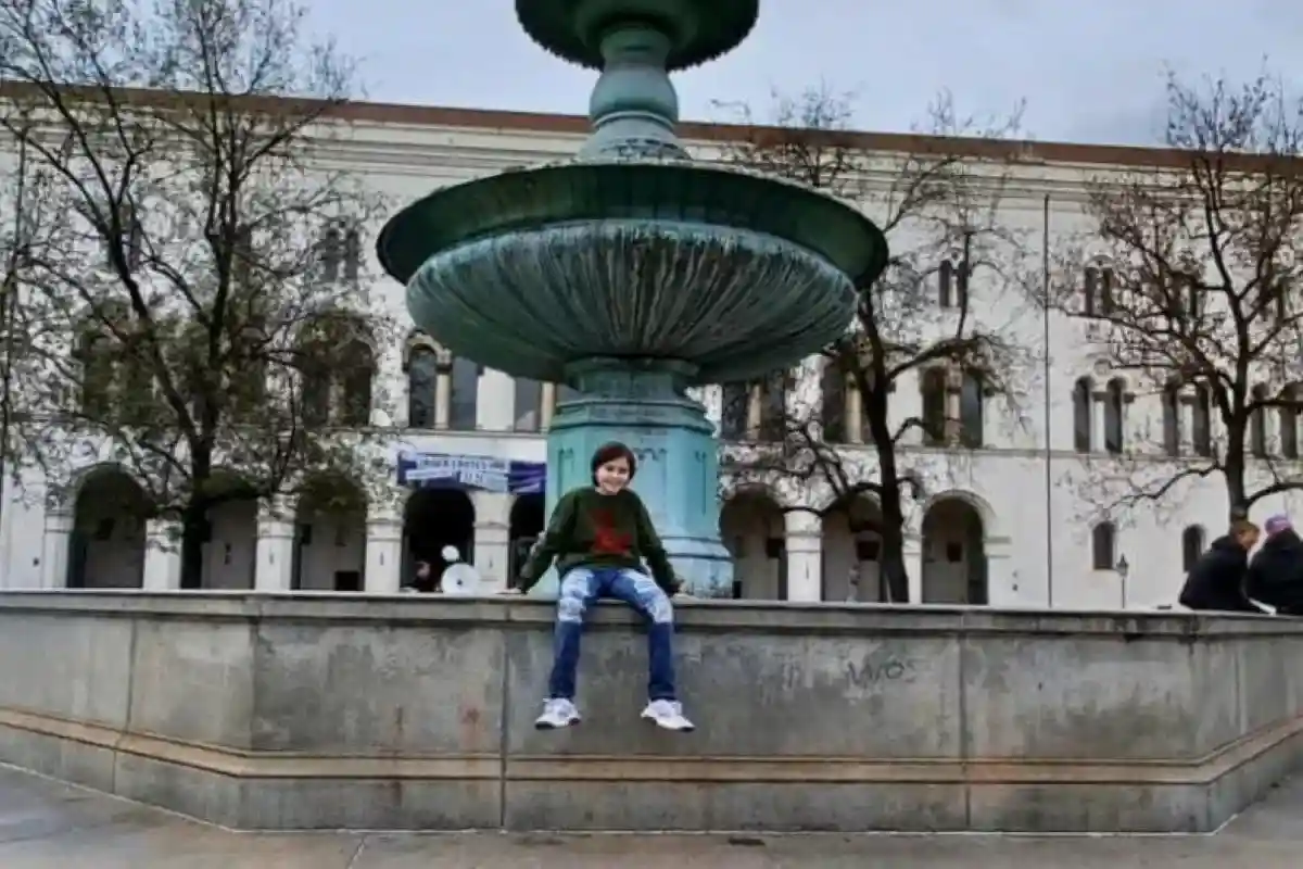 Лоран во дворе университета Людвига-Максимилиана в Мюнхене. Фото: laurent_simons / instagram.com