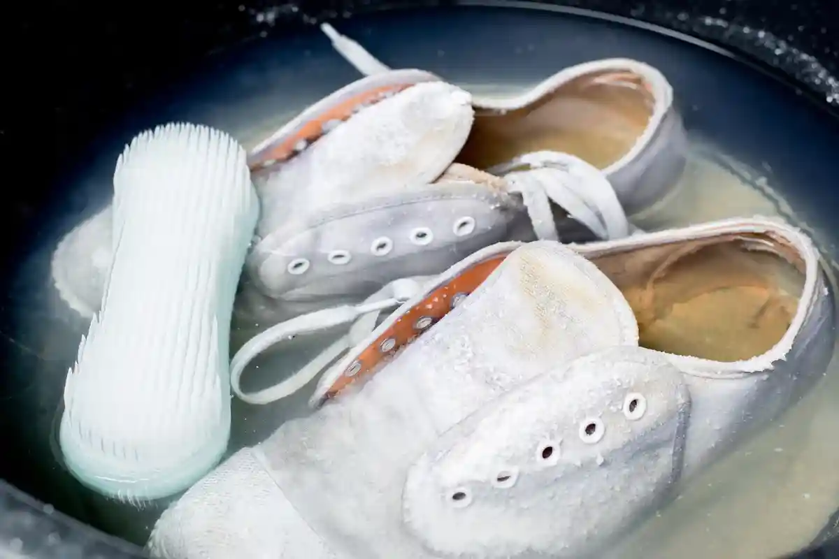 Удалите грязь с белых кроссовок при помощи губки. Фото: Guitar Studio / Shutterstock.