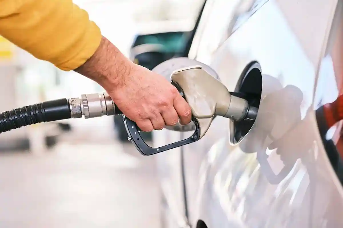 Ездить на бензиновом авто стало дороже в среднем на 360 евро в месяц. Фото: Engin_Akyurt / Pixabay.com
