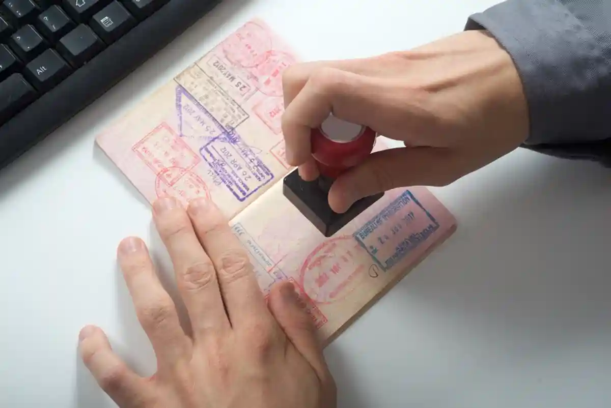 Что означает новая система EES для поездок в Германию. Прежде всего — замену нынешней и довольно непоследовательной системы штамповки паспортов. Фото: ArtWell / Shutterstock