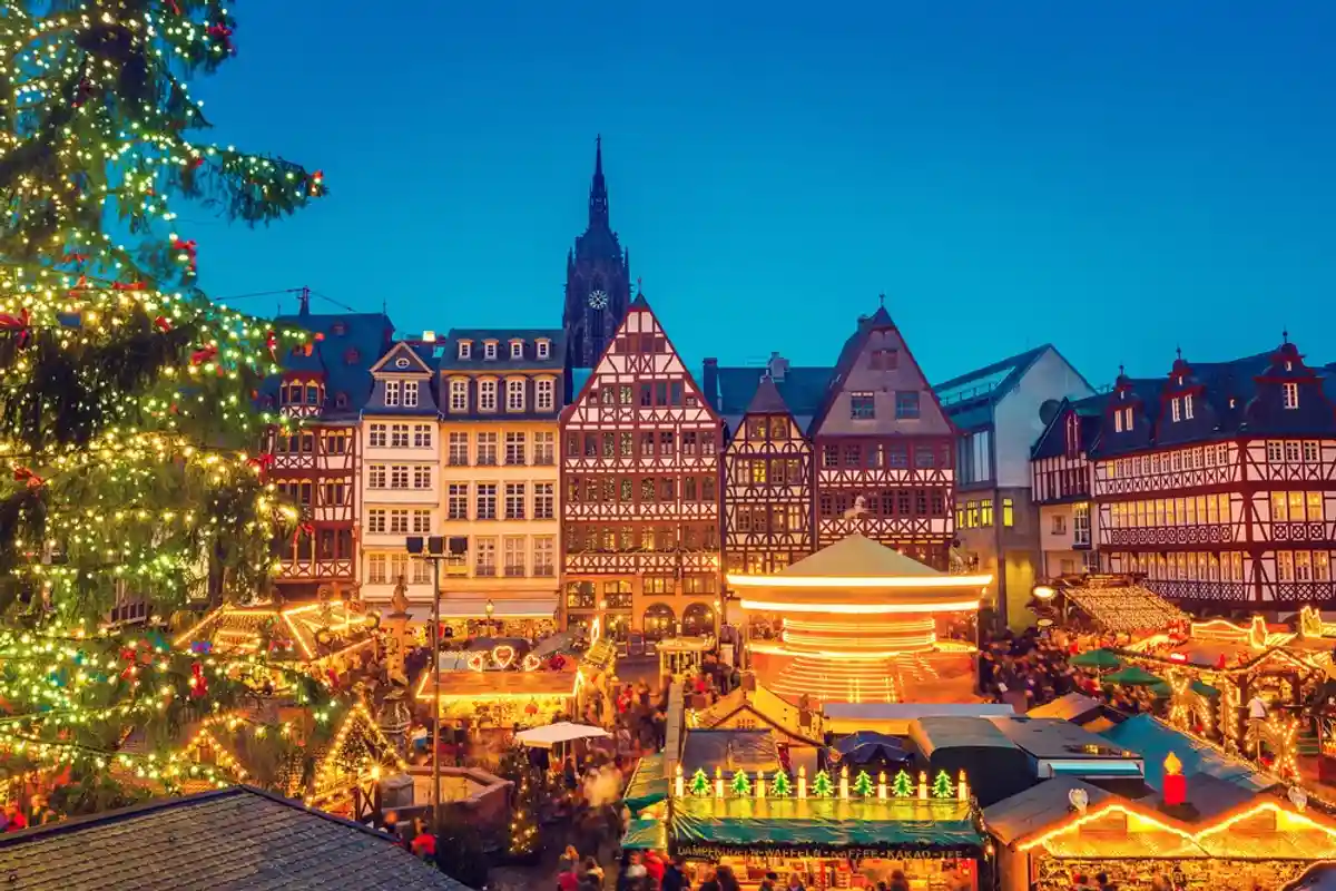 Где и когда открываются рождественские ярмарки в Германии в 2022 году. Традиционная рождественская ярмарка во Франкфурте. Фото: S.Borisov / Shutterstock