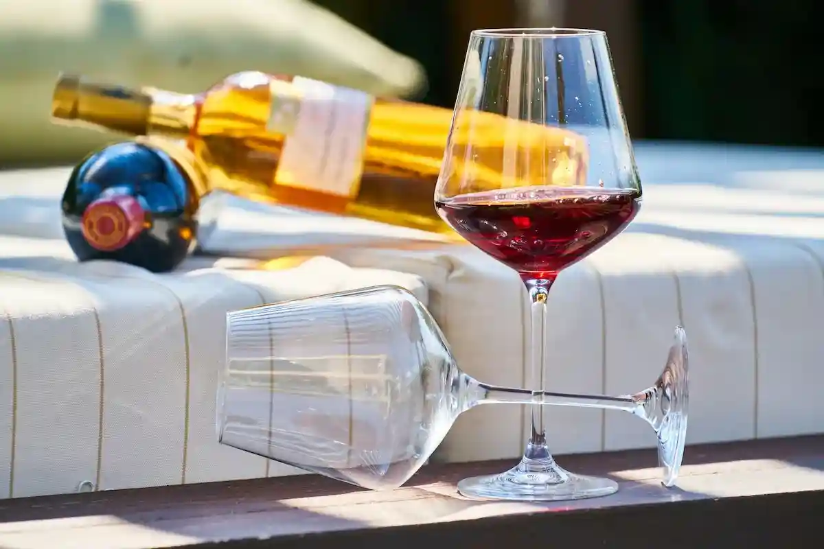 Пролитое на диван красное вино может стать настоящим мучением. Фото: Engin Akyurt / Pexels.