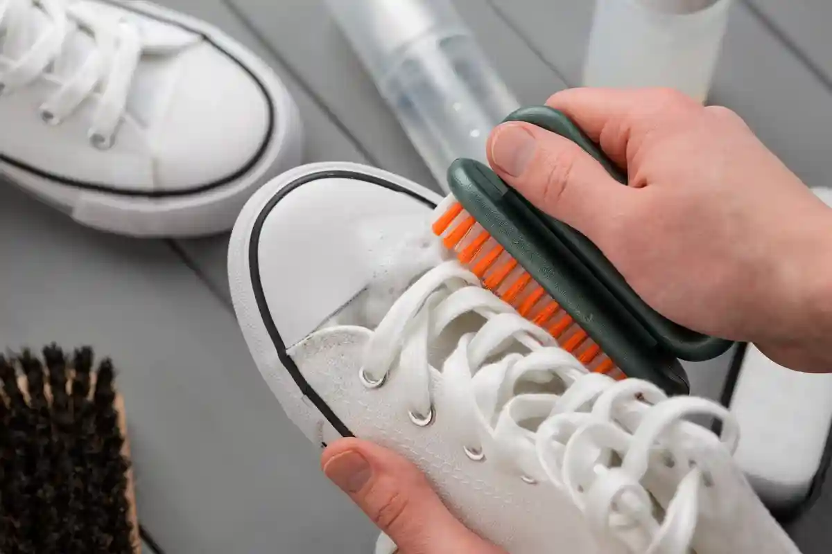 Как чистить белые холщовые кроссовки. Фото: Yuriy Golub / Shutterstock.