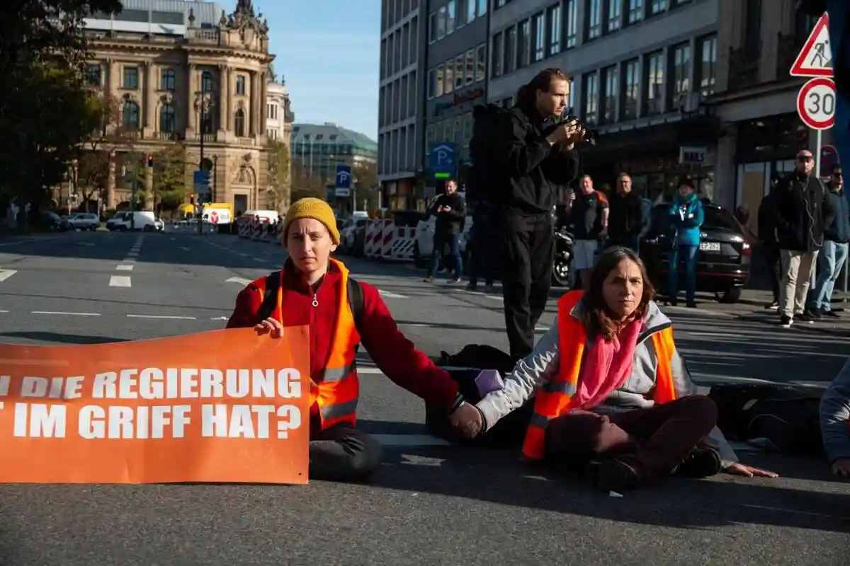 Климатическую активистку оштрафовали за то, что она приклеилась к дороге. Фото: https://t.me/aufstandderletztengeneration