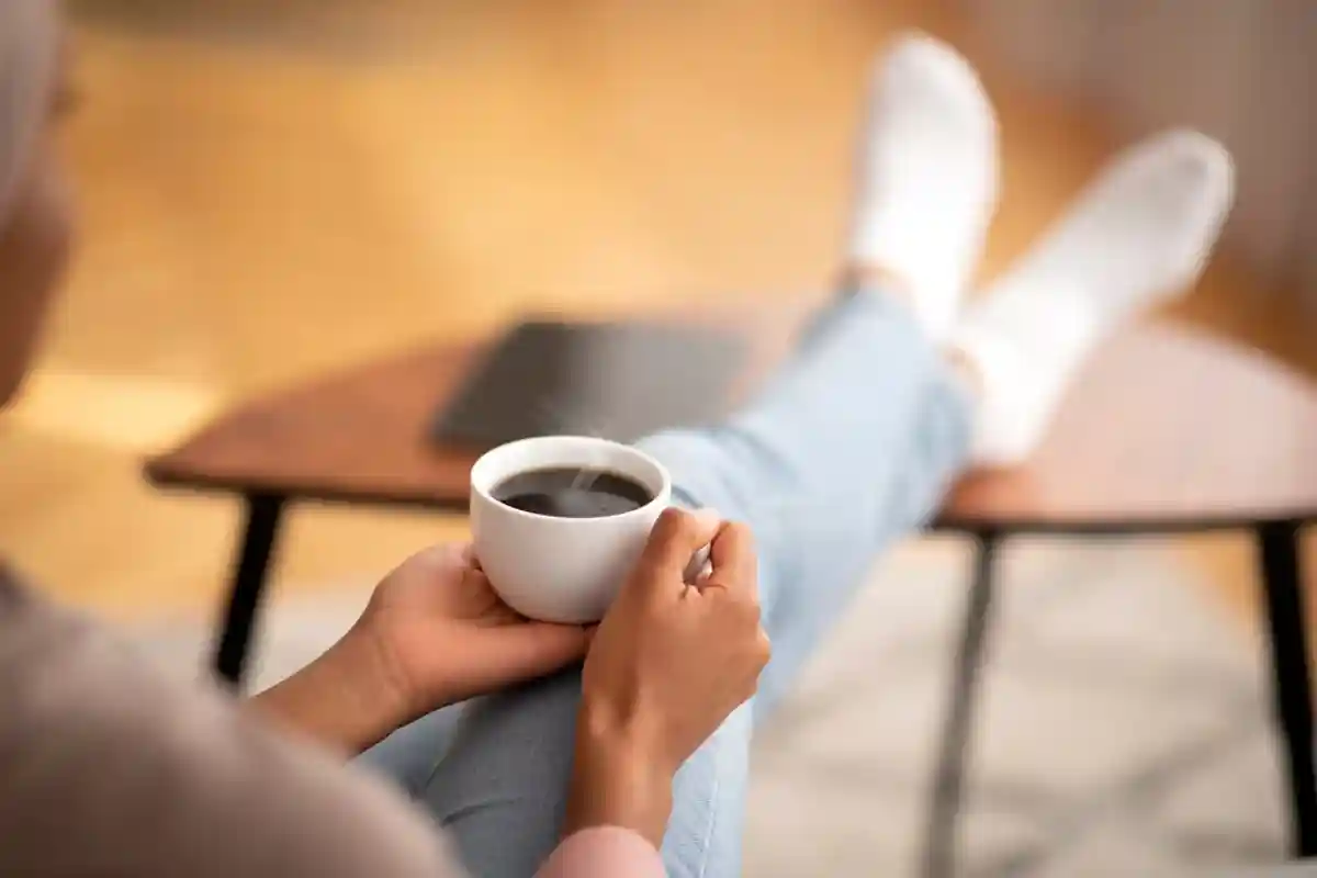 Когда лучше всего пить кофе: не сразу после пробуждения. Фото: Prostock-studio / Shutterstock