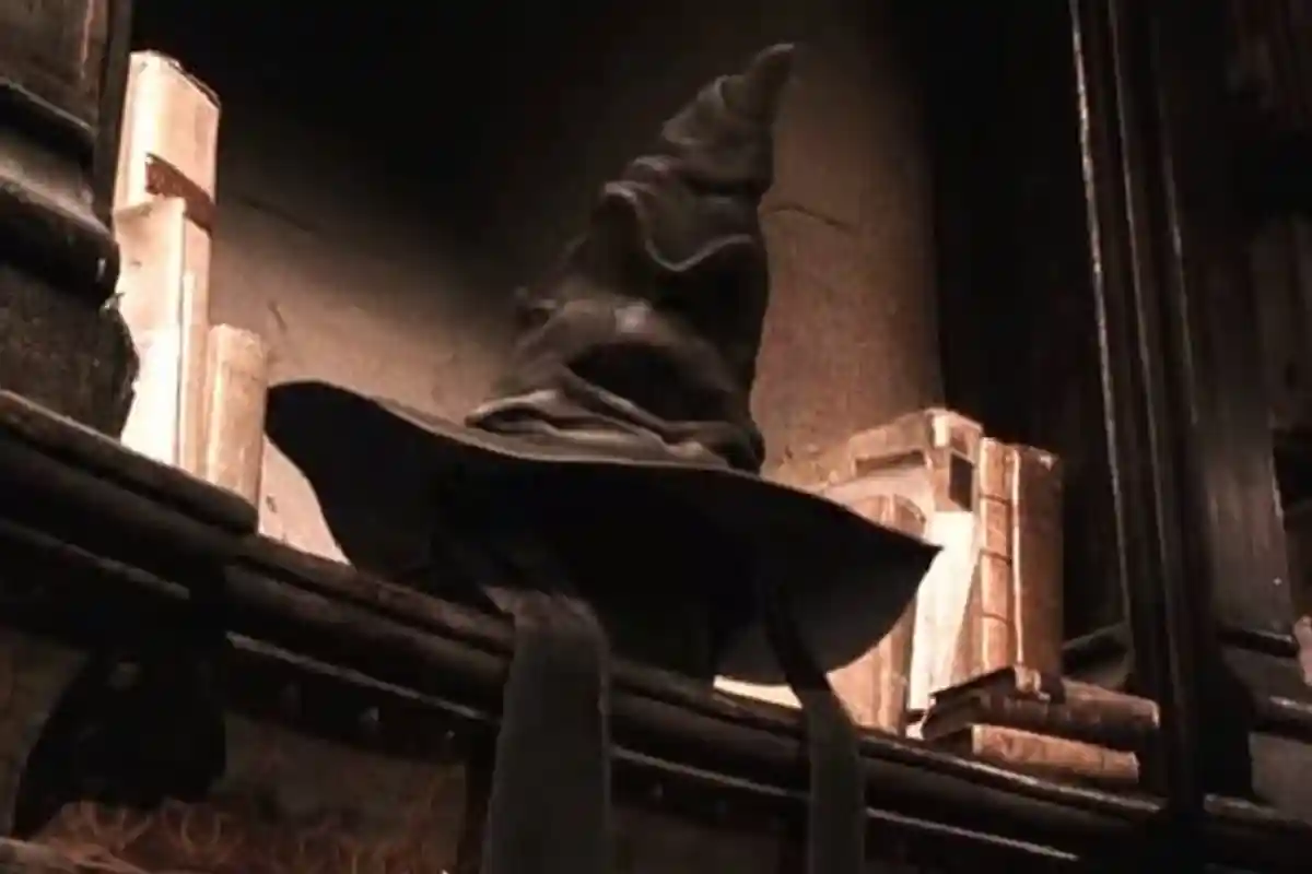 Лесли Филлипс, подаривший свой голос Распределяющей шляпе, умер. Фото: кадр из фильма «Гарри Поттер и Тайная комната»