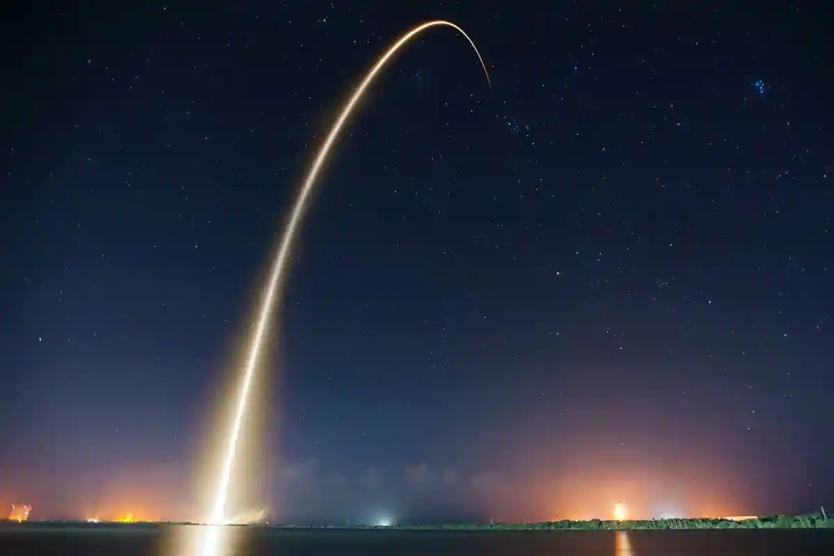 Обломки китайской ракеты пролетели над Арабскими эмиратами в сторону Австралии. Фото: SpaceX / pexels.com