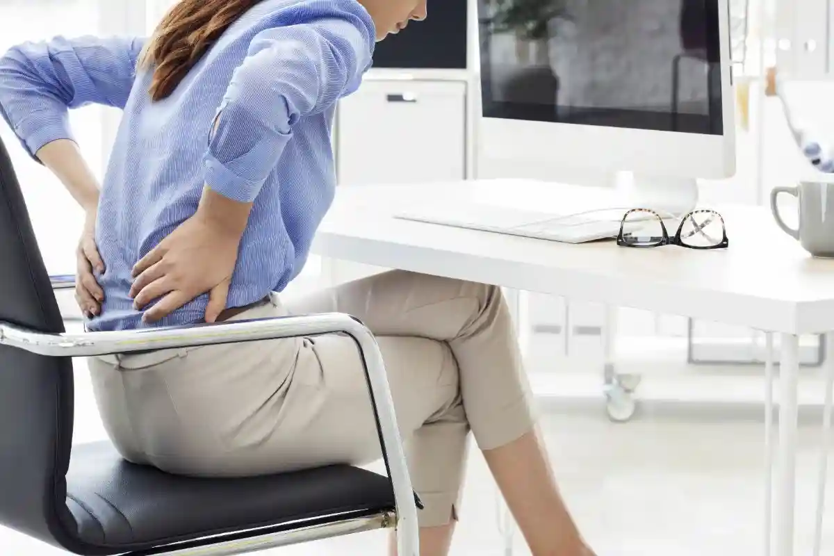 Почему стоит перестать втягивать живот: постоянное сжимание мышц приводит к болям в спине. Фото: sebra / shutterstock.com
