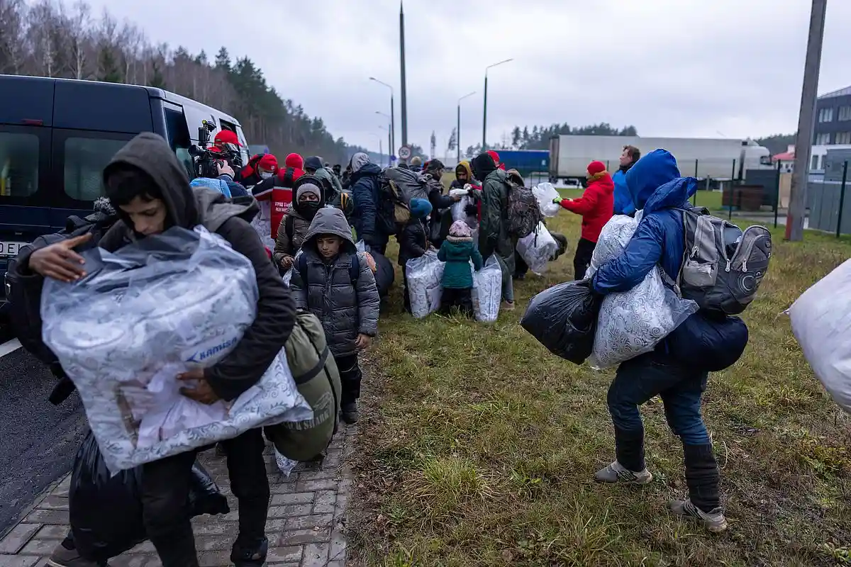Польша строит заграждения на границе с Россией, чтобы не допустить повторения миграционного кризиса прошлого года. На фото: Белорусско-польская граница, ноябрь 2021 года. Фото: Djordje Kostic / shutterstock.com