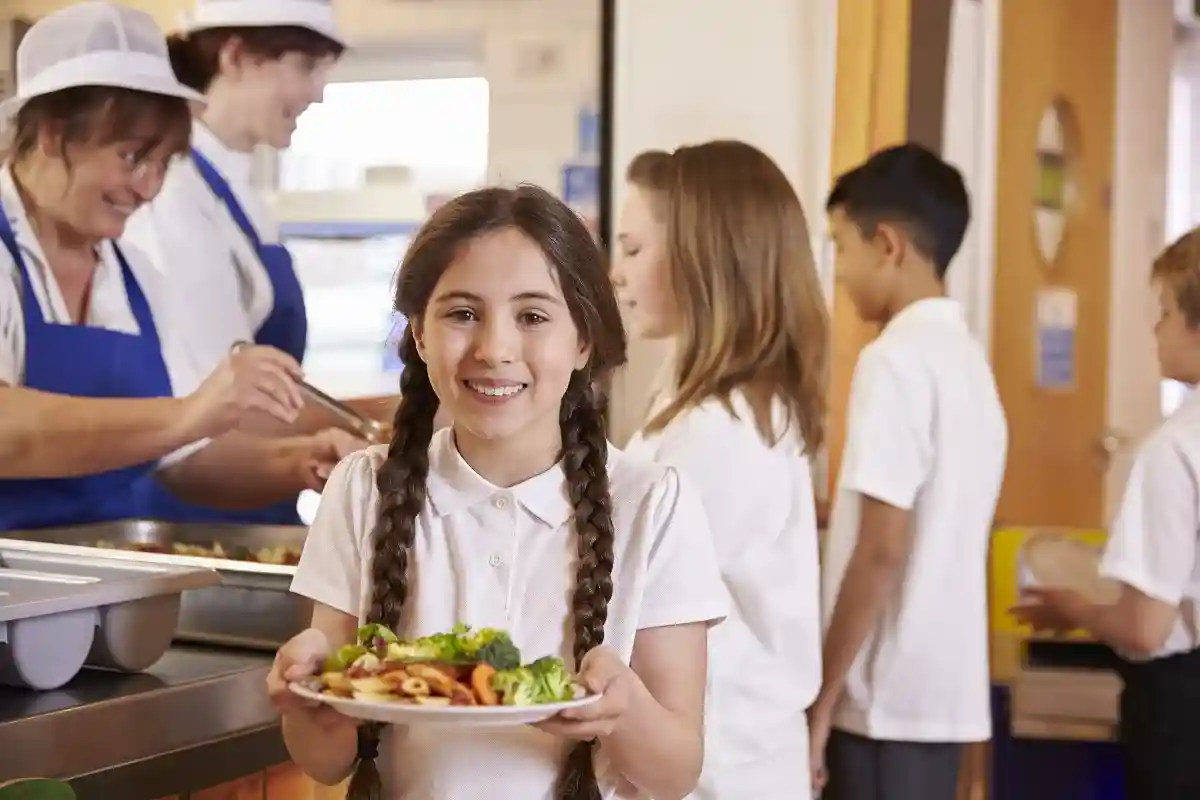 В связи с нынешним ростом расходов, цены на обеды в школьных столовых также вырастут.