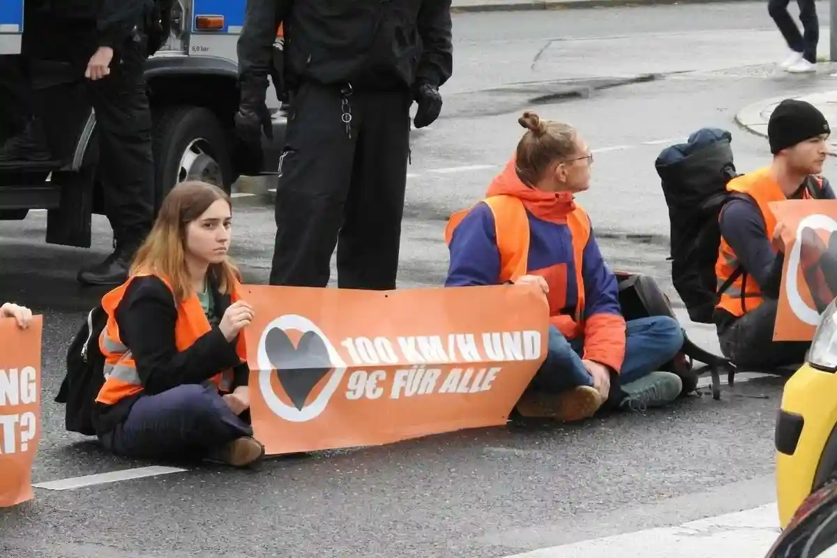 Сестра погибшей велосипедистки обвиняет экоактивистов. Фото: letztegeneration.de