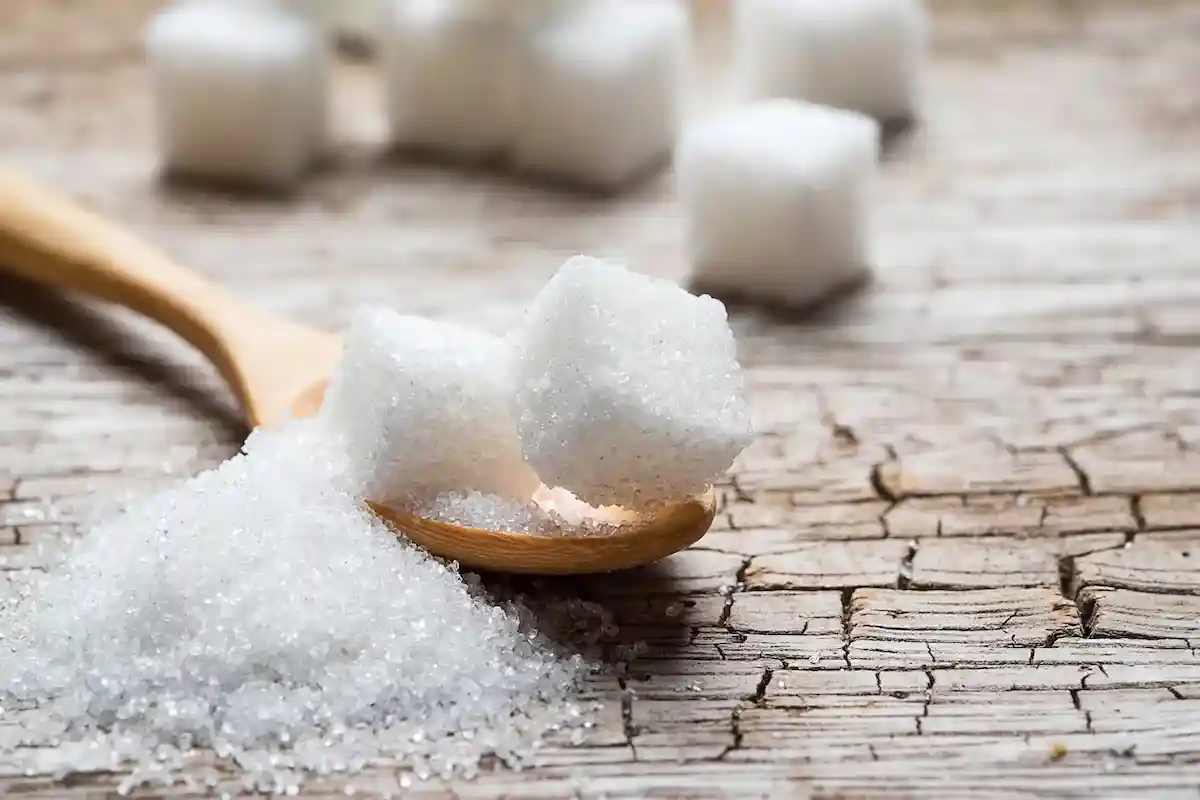 Сахар в больших количествах может стать причиной появления некоторых заболеваний. Фото: qoppi / Shutterstock.com