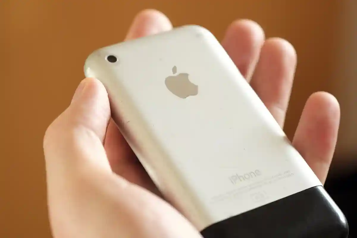 iPhone 2G можно продать за трехзначную или четырехзначную сумму, в зависимости от состояния. Фото: cristo95 / Shutterstock.com