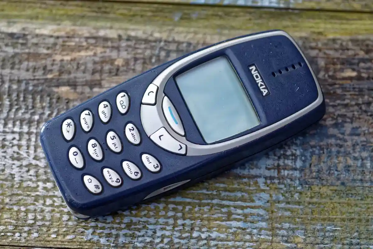 Nokia 3310 считается неубиваемой моделью. Фото: Lenscap Photography / Shutterstock.com
