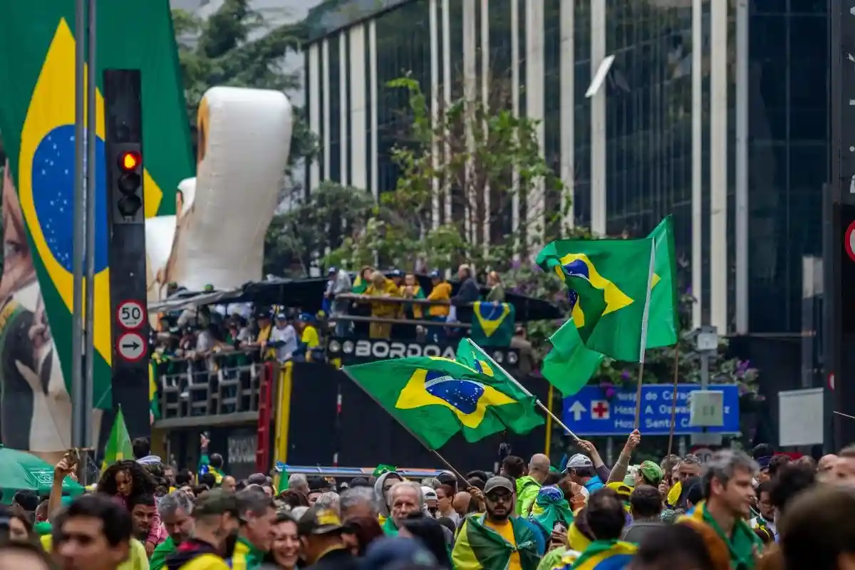 В Бразилии машина въехала в толпу противников Лулы. Фото: Wagner Vilas / shutterstock.com
