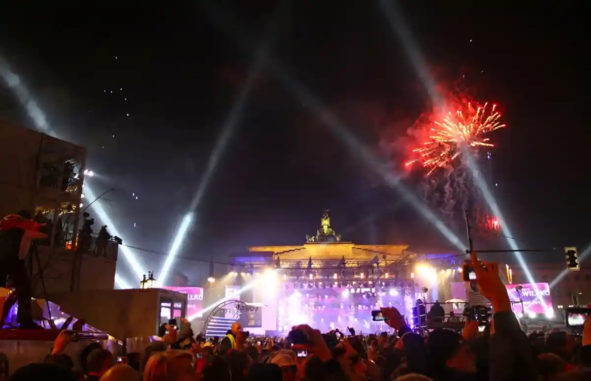 Вернет ли Берлин фейерверки на Новый год после 2 лет запрета. Празднование Нового года на площади Паризер Плац возле Бранденбургских ворот. Фото: katatonia82 / Shutterstock