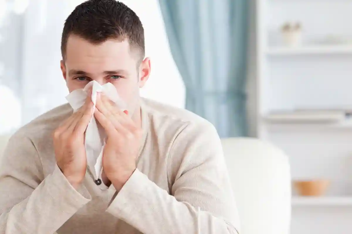 Простой вирус гриппа вызывает неприятные симптомы, которые длятся до 2 недель. Фото: wavebreakmedia / Shutterstock.