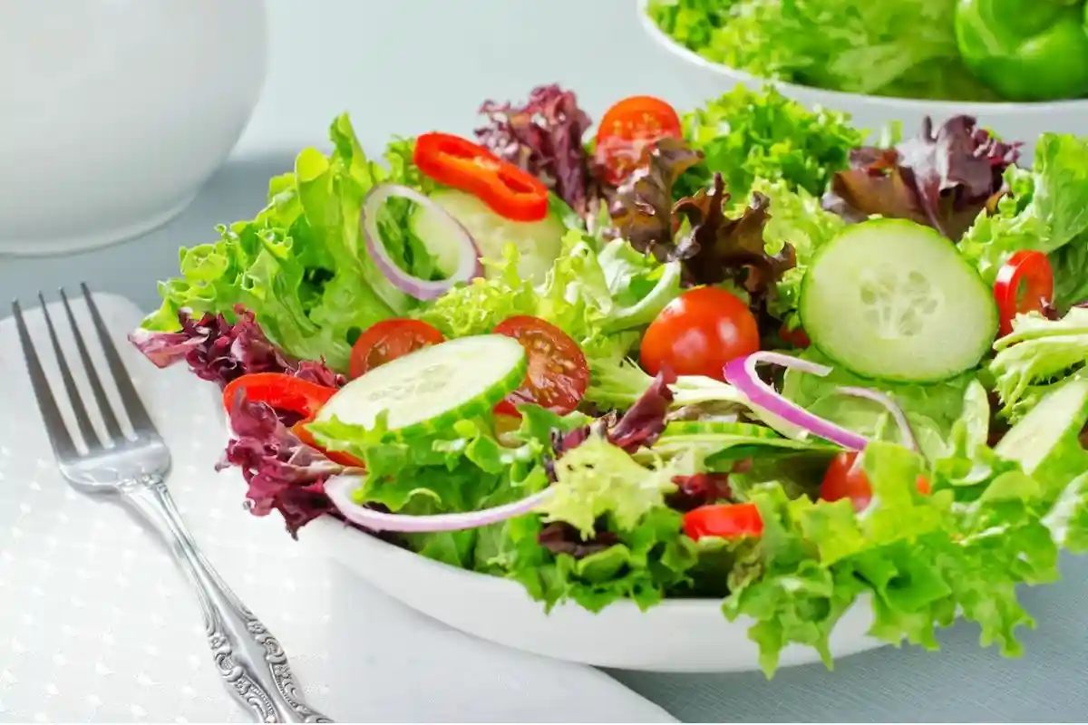 Витаминный салат придает овощному блюду воздушную легкость. Фото: Foodio / shutterstock.com