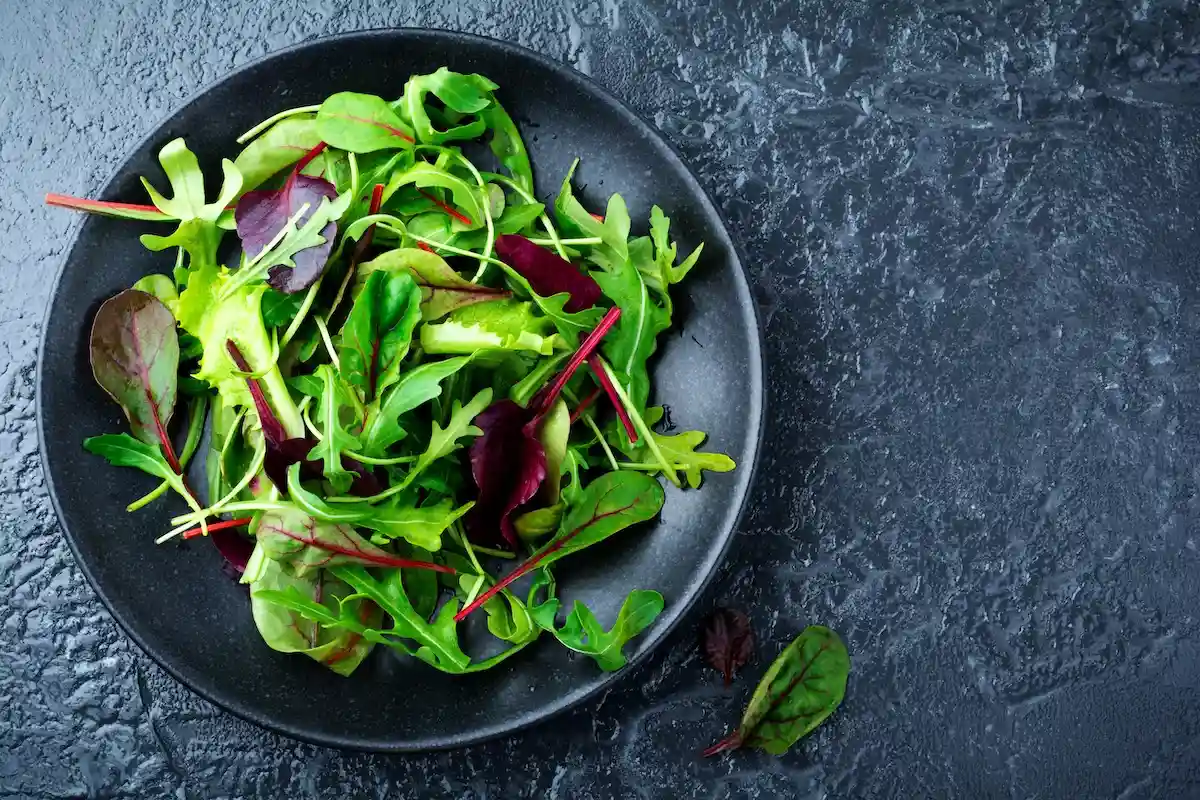 Витаминный листовой салат