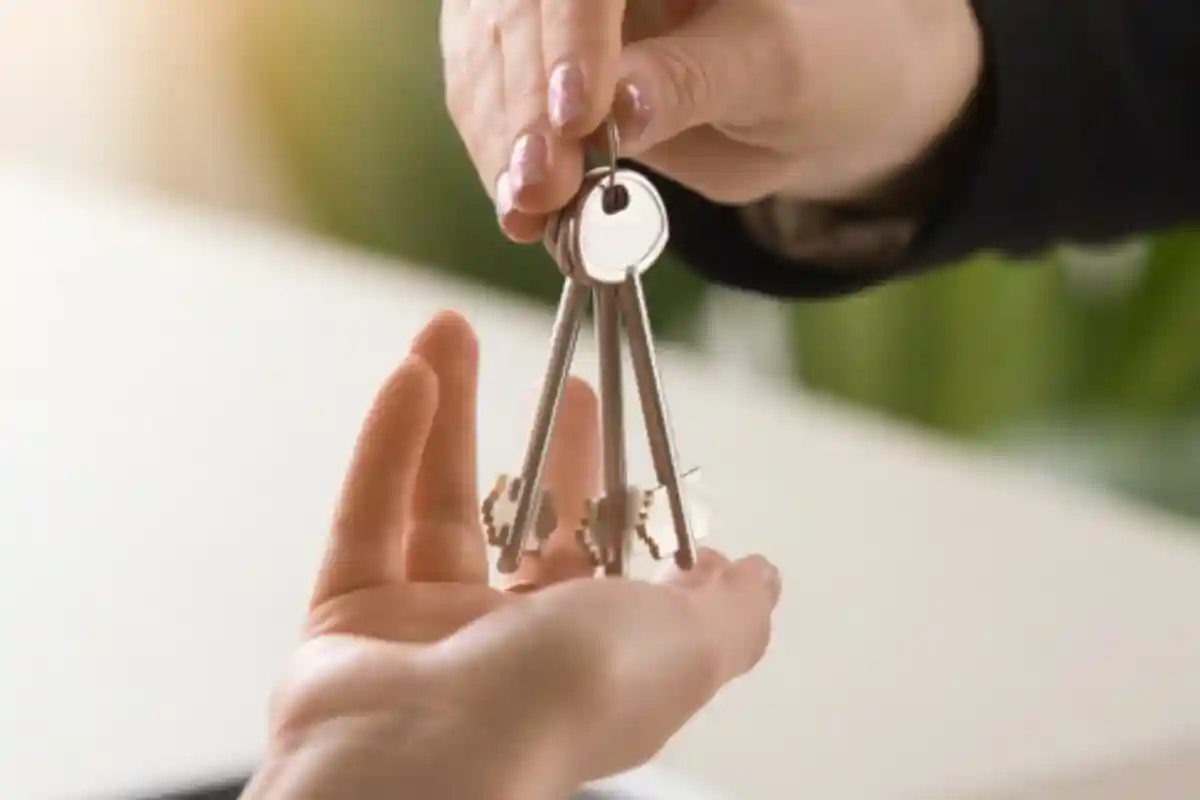 Арендатор - единственный, кому разрешено иметь ключ от своей квартиры. Фото: fizkes / shutterstock.com