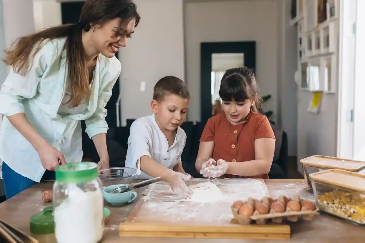 Можно научить детей готовить простые блюда. Фото: Dejan Dundjerski / Shutterstock.com