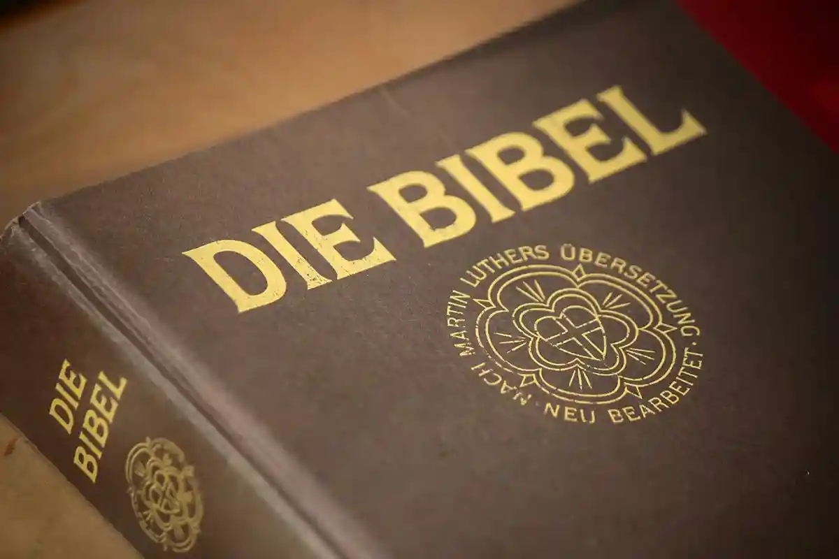 Один из 10 способов встретить Новый год по-немецки — почитать Библию. Фото: Shutterstock.com