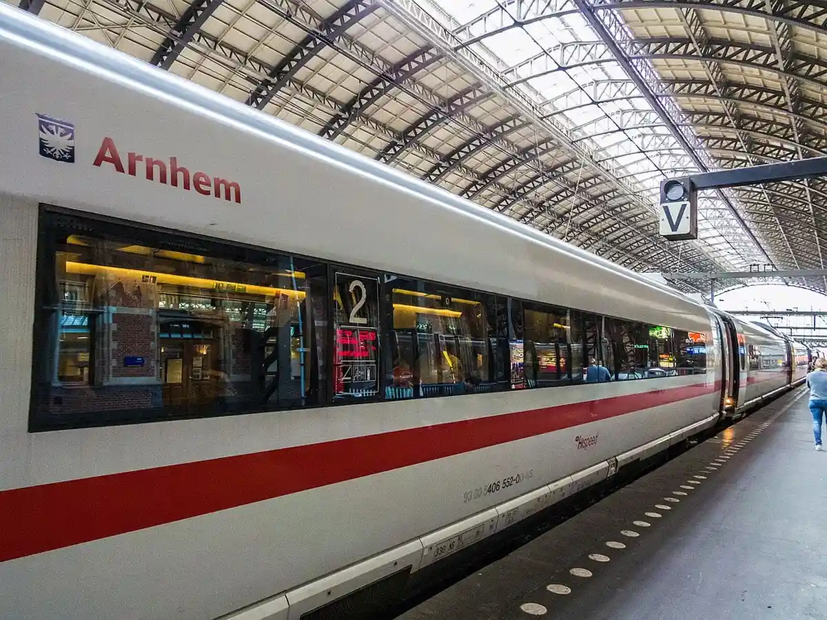 С изменением расписания в эти выходные многое должно улучшиться для пассажиров дальнего следования. Deutsche Bahn обещает более быстрые маршруты, более частые рейсы и новые экспрессы. Takashi Images / shutterstock.com 