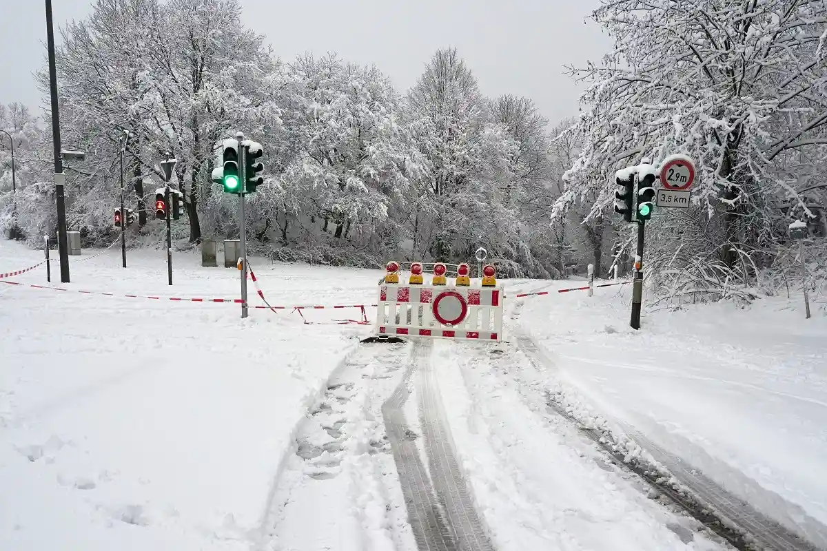 В Северном Рейне-Вестфалии полиция закрыла участок автострады 44 в одном направлении в воскресенье утром после нескольких аварий.