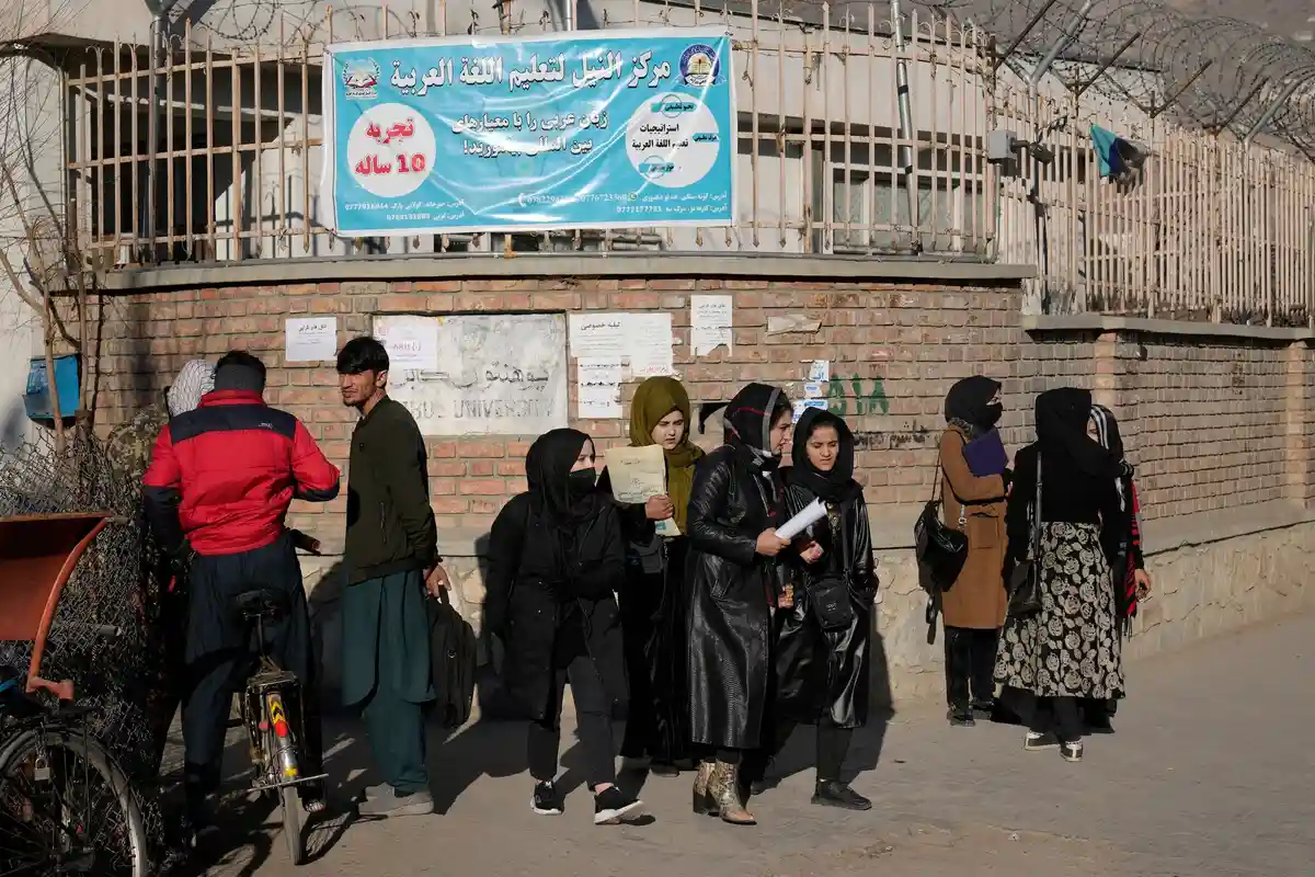 Талибы запрещают женщинам получать высшее образование