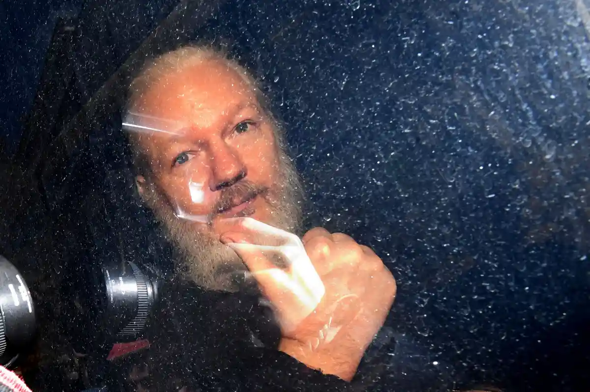 Основатель Wikileaks Ассанж