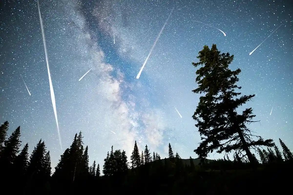 Ассоциация друзей звезд ожидает пика звездопада - до 150 метеоров в час - 14 декабря около 14:00. Ночью накануне «охотники за падающими звездами» вполне могут надеяться увидеть от 30 до 60 светящихся объектов в ночном небе. Belish / shutterstock.com 