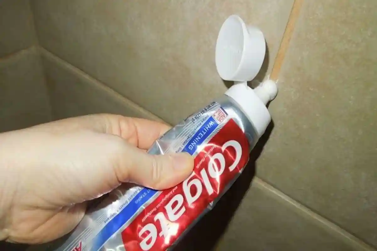 Чистим и отбеливаем грязную затирку на плитке, которые можно применить с зубной пастой. Фото: aussiedlerbote.de