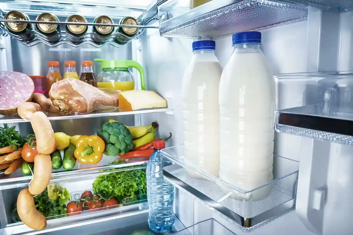 Никогда не ставьте молоко на дверцу холодильника