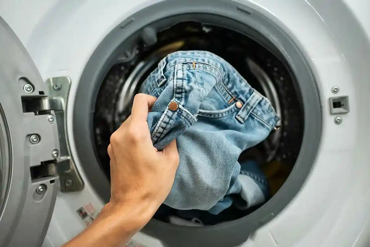 Почему джинсы лучше не стирать