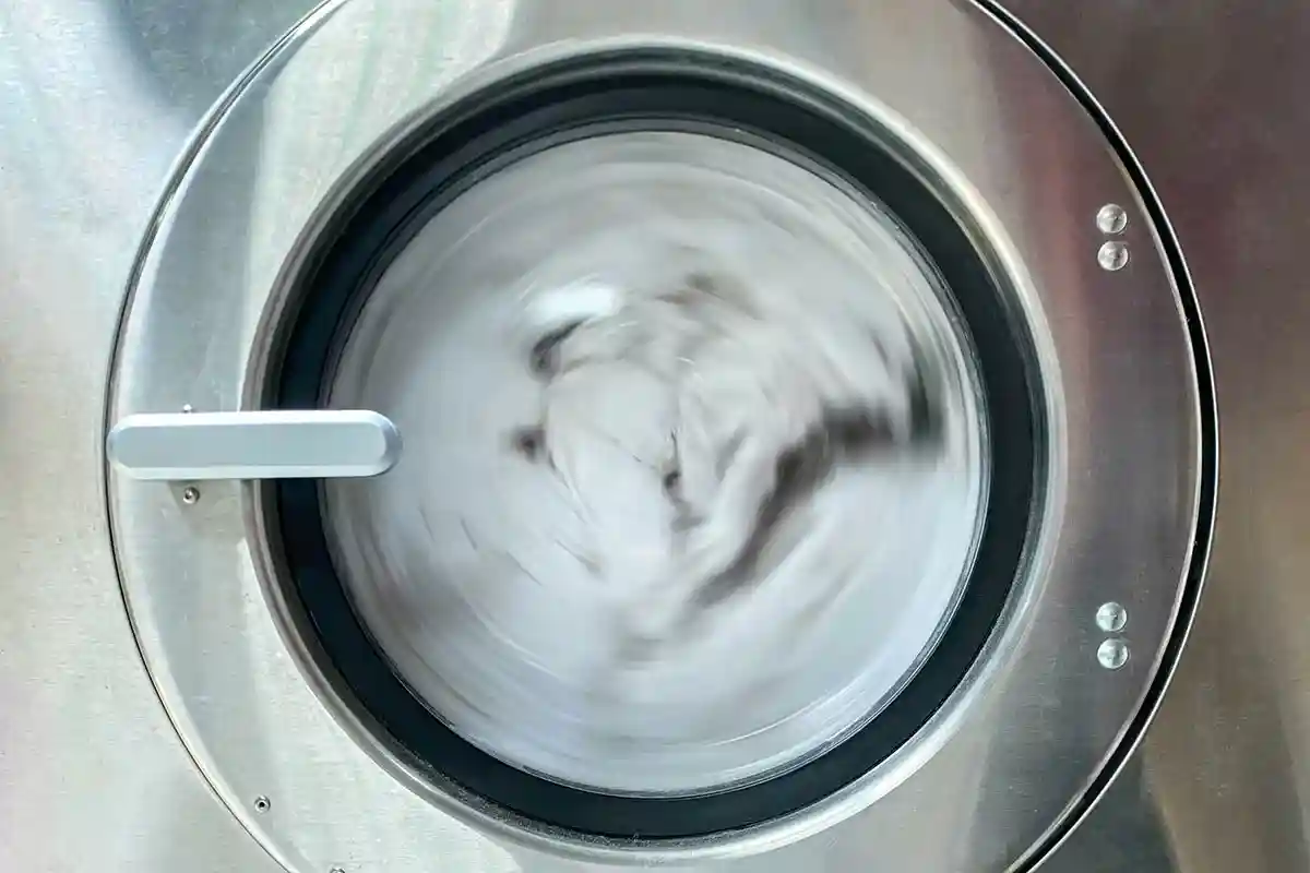 Чтобы стиральная машина не превратилась в опасную грелку для микробов, важно их тщательно сортировать и выбирать правильную температуру стирки. Фото: Shutterstock.com